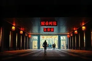 磁带里的夏天封面：泡过水的磁带与修复工具