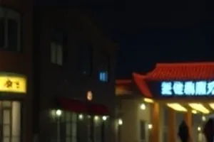 冬夜拾遗封面：雪后路灯下被遗落的一只旧手套